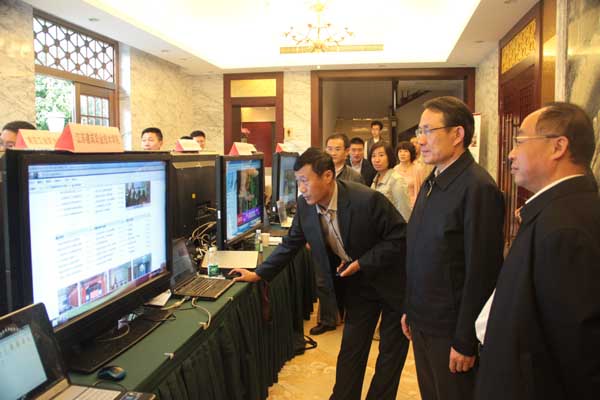 袁德明主任在我校展台前向教育厅沈健厅长、杨湘宁副厅长汇报信息化建设成果